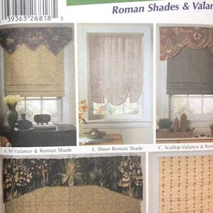 以下が含まれることがあります： Simplicity Home Decoratingの裁縫パターン封筒5476「5 Classic Shades, Roman Shades & Valances」。表紙には、トライバランス、ローマンシェード、スカラップバランスなど、5種類の窓装飾のバリエーションが掲載されています。
