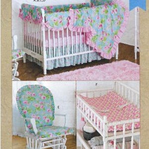 Könnte beinhalten: Ein Nähmuster für die Dekoration eines Kinderzimmers mit einem weißen Babybett mit einem floralen Bettwäsche-Set, einem Schaukelstuhl mit einem floralen Kissen und einer Wickelkommode mit einer floralen Wickelauflage. Das Muster trägt den Titel "Kwik Sew" und enthält Anweisungen für die Herstellung aller drei Teile.