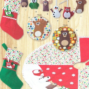 Könnte beinhalten: Ein Simplicity-Nähmuster zum Nähen von Filz-Weihnachtsornamenten. Das Muster enthält Anleitungen zum Nähen eines Strumpfes, eines Baumrocks und verschiedener Tierornamente, darunter ein Bär, eine Eule, ein Fuchs, ein Elch und ein Schneemann. Das Muster ist mit "8828 os" gekennzeichnet und für eine Größe.