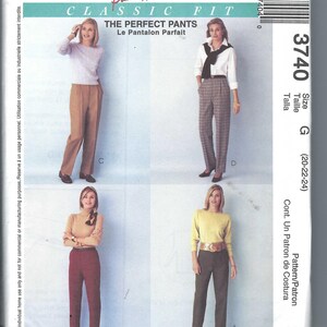 Könnte beinhalten: Nähmuster von McCall's für Hosen, Größe G (20-22-24), mit vier verschiedenen Hosenmodellen, die an Models gezeigt werden. Das Muster heißt "The Perfect Pants" und ist eine klassische Passform.