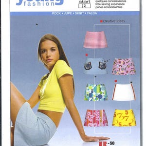 Op de afbeelding: Een Burda Young Fashion naaipatroon met diverse rokontwerpen. De afbeelding toont een vrouw in een gele top en een lichtblauwe rok, samen met voorbeelden van rokpatronen in verschillende kleuren en prints. Het patroon bevat naad- en zoomtoeslagen.