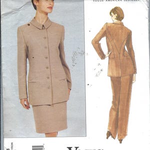 Puede incluir: Un patrón de costura Vogue Patterns de Calvin Klein. Presenta un traje de falda beige con chaqueta con cuello y falda a juego, y un traje de pantalón marrón. El tamaño del patrón es 14-16-18. Medidas en centímetros.