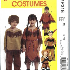 Op de afbeelding: Een McCall's kostuumpatroon met outfits in Native American-stijl voor kinderen. Het patroon bevat verschillende ontwerpen, zoals een tuniek en broek met franjes, een poncho en een jurk, allemaal in bruine en beige tinten. Maat CL (6-7-8).