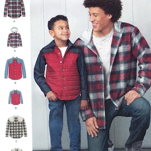 Könnte beinhalten: Ein Simplicity-Schnittmuster für ein kariertes Hemd mit Kapuze, ein kariertes Hemd mit einem Joch aus Jeansstoff, ein kariertes Hemd mit einem Joch aus Jeansstoff, ein kariertes Hemd mit einem Joch aus Jeansstoff und ein kariertes Hemd mit einem Joch aus Jeansstoff. Das Schnittmuster ist in den Größen S-L/S-XL, P-G/P-XG und P-G/P-TG erhältlich.
