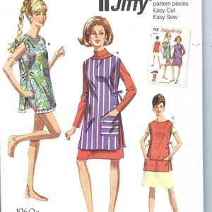 以下が含まれることがあります： 1960 年代スタイルのドレスのヴィンテージソーイングパターン。パターンには、サイドタイのついた花柄のドレス、サイドタイとポケットのついたストライプのドレス、サイドタイとポケットのついた無地の赤いドレスの3つの異なるスタイルが含まれています。パターンは「Jiffy」と呼ばれ、Simplicity製です。