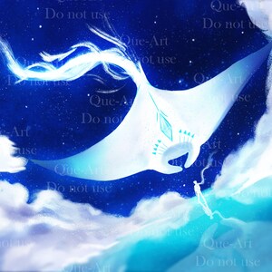 Op de afbeelding: Een witte mantarog met blauwe markeringen vliegt door een sterrenhemel met wolken. Een klein figuurtje staat op een golf onder de mantarog.