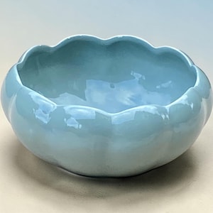 Vintage ljusblå keramisk planteringskruka med bred vågig kant MCM Vintage Pottery