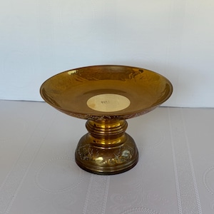 Bol de pedestal de latón con pedestal grabado con motivos florales vintage, ideal para guardar objetos decorativos funcionales para el hogar, de estilo bohemio.
