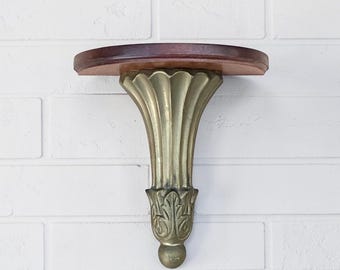 Estantería de pared de estilo neoclásico vintage, de latón y madera, con diseño de acanto y estilo Hollywood Regency.