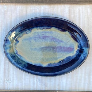 Plato de cerámica ovalado hecho a mano: Plato para servir con patrón fluido y esmaltado azul