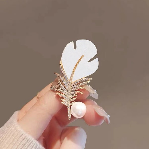 Crystal Shell Feather Brooch Pins - Elegant Pearl Accent for Fashionistas