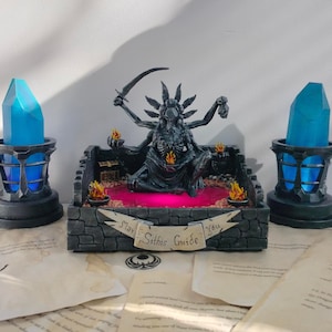 Op de afbeelding: Een zwart en grijs skeletfiguur met meerdere armen zit op een troon met een rode basis. De figuur houdt een zwaard en een schedel vast. Twee blauwe kristallen torens staan aan weerszijden van de troon. De basis van de troon heeft de woorden "Star Siths Guide You".