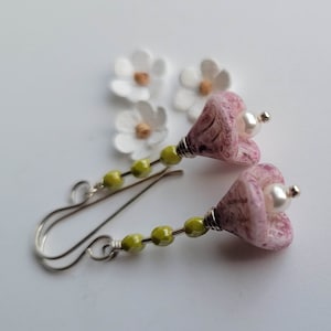 Romantic and Feminine Trumpet Flower Earrings - Pink