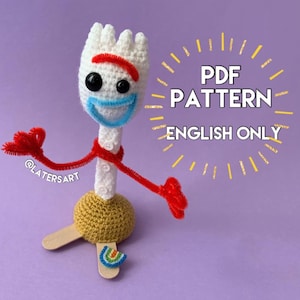 Può includere: Uno schema all'uncinetto per un giocattolo Forky del film Toy Story. Lo schema è solo in inglese. L'immagine mostra un giocattolo Forky completato con braccia rosso e bianco, una bocca blu e un corpo giallo.