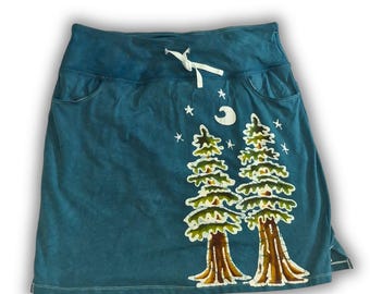 Falda pantalón XL para mujer con estampado batik de pinos y bolsillos.