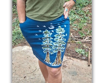 Falda pantalón mediana para mujer con estampado de pinos batik y bolsillos.