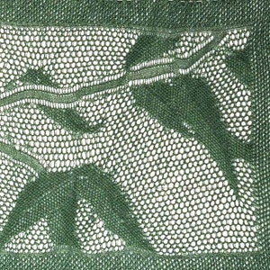 Pode incluir: Tecido verde com um padr&atilde;o tecido de pequenos c&iacute;rculos. O tecido tem um desenho de um p&aacute;ssaro ou animal estilizado.