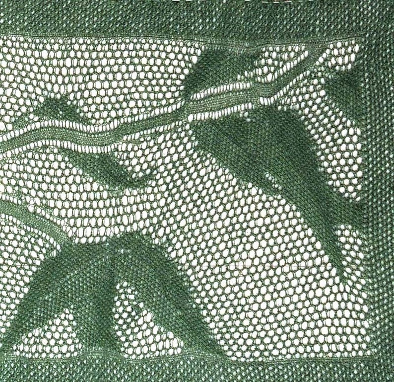 Pode incluir: Tecido verde com um padr&atilde;o tecido de pequenos c&iacute;rculos. O tecido tem um desenho de um p&aacute;ssaro ou animal estilizado.
