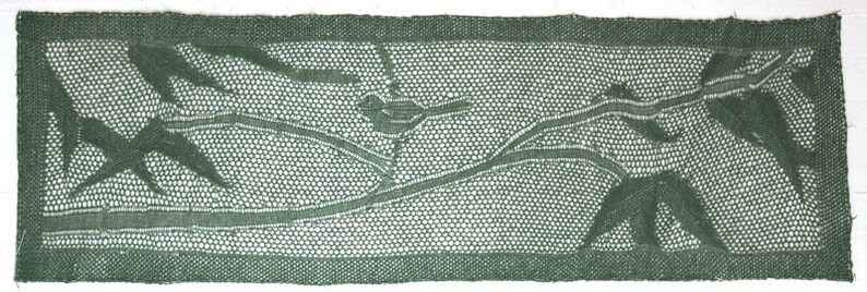 Pode incluir: Uma tape&ccedil;aria verde tecida com um desenho de p&aacute;ssaros e galhos. A tape&ccedil;aria tem uma textura delicada e rendada.