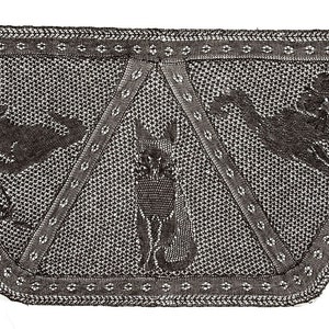 Peut inclure: Un textile triangulaire noir et blanc avec un motif géométrique et un motif central représentant une figure stylisée. Le textile a une bordure décorative.