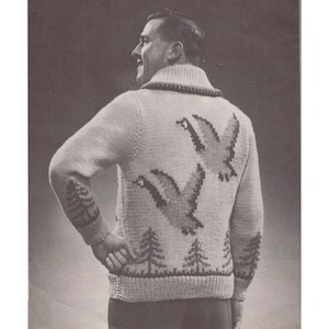 Könnte beinhalten: Ein weißer Strickpullover mit einem braunen und schwarzen Muster aus Vögeln und Bäumen auf der Rückseite.
