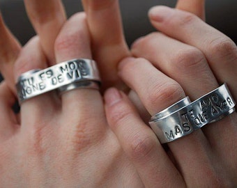 Niestandardowy pierścień na dwa palce – wytrzymałość, spersonalizowany pierścień, nowoczesne mosiężne kastety, niestandardowy pierścień z cytatem