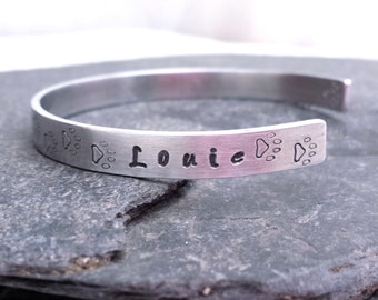 Bransoletka z odciskami łap // Srebrny mankiet // Ręcznie stemplowana biżuteria pamiątkowa // Spersonalizowany prezent