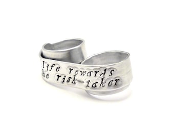 Życie nagradza tych, którzy podejmują ryzyko. Pierścień na dwa palce. Pierścień z cytatem na zamówienie. Biżuteria z cytatem na zamówienie. Inspirująca wiadomość. Pierścień na dwa palce.