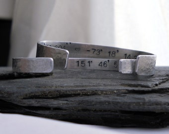 Bransoletki dla niej i dla niego na zamówienie, szerokość i długość geograficzna / Zestaw dwóch bransoletek mankietowych / Przez mile