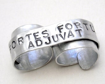 Spersonalizowany pierścionek na dwa palce – pierścionek na kostkę w stylu tatuażu dla NIEGO, spersonalizowany pierścionek męski