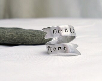 Wszystko dzieje się z jakiegoś powodu, pierścionek z inspirującym cytatem, biżuteria z łacińskimi cytatami, wyjątkowy prezent poniżej 50 dolarów