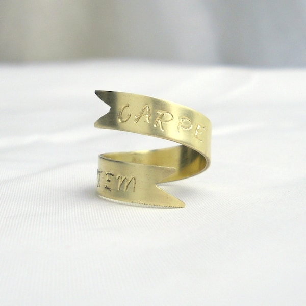 Carpe Diem // Bague bannière en or // Bijoux remplis d’or 14 carats // Bague estampillée personnalisée // Citation inspirante // Cadeau de moins de 50 ans