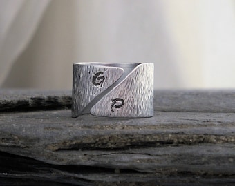 Pierścionek męski z inicjałem Bark Texture // Asymetryczny pierścień mankietowy // Szeroka srebrna obrączka // Spersonalizowany męski pierścionek // Prezent dla NIEGO poniżej 50 lat
