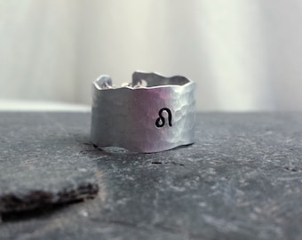 Srebrny pierścionek z symbolem zodiaku, seksowny, organiczny, teksturowany pierścionek z szeroką obrączką, spersonalizowany prezent