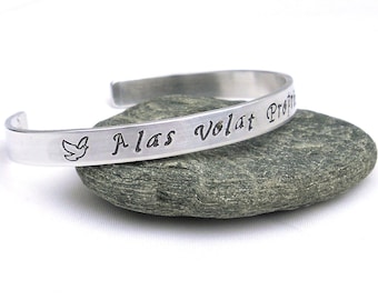 Bransoletka mankietowa Alas Volat Propriis-srebrna bransoletka mankietowa-biżuteria z cytatem łacińskim-inspirujący prezent