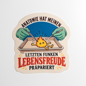 Könnte beinhalten: Ein Aufkleber mit einer Cartoon-Flammenfigur mit X-förmigen Augen, die auf einem Metalltablett liegt. Zwei behandschuhte Hände benutzen ein Skalpell und eine Pinzette an der Flamme. Der Text lautet: ANATOMIE HAT MEINEN LETZTEN FUNKEN LEBENSFREUDE PRÄPARIERT.