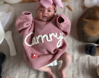 Gepersonaliseerde babytrui, aangepaste naam trui, borduurwerk naam trui, pasgeboren meisje Coming Home Outfit, op maat gebreid voor baby's, babycadeaus
