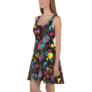 Adopte el estilo retro con nuestro vestido skater vintage de dibujos animados de los años 80 para movimientos modernos y audaces