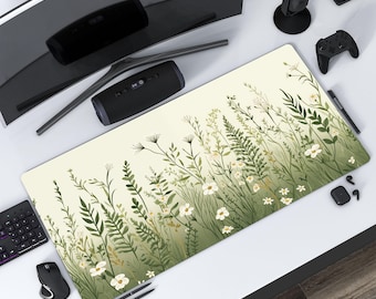 Può includere: Tappetino da scrivania rettangolare con un design ad acquerello di fiori selvatici e vegetazione. Il tappetino ha uno sfondo beige chiaro con margherite bianche e vari fogliame verde. Il design è stampato su una superficie liscia, adatta per una configurazione informatica.