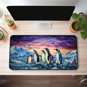 Op de afbeelding: Een illustratie in de stijl van een glas-in-loodraam met een groep pinguinen die op een bevroren ijsvlakte staan. De achtergrond is een kleurrijke zonsondergang in paarse, blauwe en oranje tinten.
