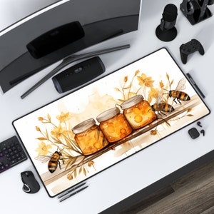 Może przedstawiać: Aquarela przedstawiająca trzy szklane słoiki wypełnione miodem, otoczone pszczołami i kwiatami. Słoiki stoją na drewnianej półce, a tło stanowi jasnożółty akwarelowy wash.