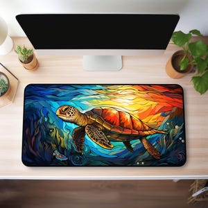 Può includere: Un design astratto colorato di una tartaruga marina che nuota nell'oceano. La tartaruga è marrone e arancione con un guscio giallo. Lo sfondo è un blu, un verde e un arancione vibrante.