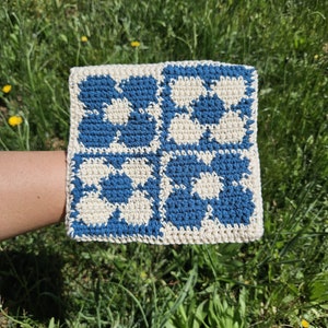 Mod Flower Crochet Potholder – ręcznie robiony, retro wystrój kuchni, prezent na parapetówkę