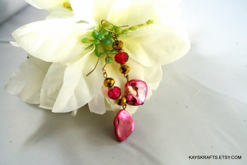 Pink Shell Dangle Earrings Bead and Shell Earrings Vintage 80 Earrings Pink Earrings