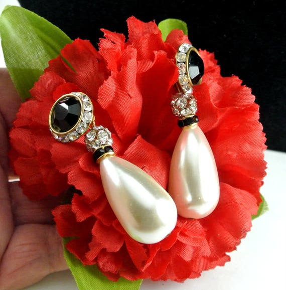 Long Teardrop Cream Pearl With Black Glass Cabacho