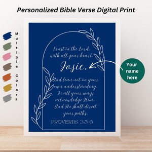 Può includere: Stampa digitale incorniciata con sfondo blu navy. Testo bianco con la frase "Confida nel Signore, con tutto il tuo cuore. Josie." e "Proverbi 3:5-6". La stampa è personalizzata con un nome e include un design floreale.