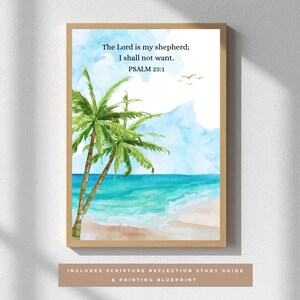 Puede incluir: Una impresión artística enmarcada que muestra una escena de playa en acuarela con dos palmeras, agua de mar turquesa y una orilla arenosa. El texto dice: The Lord is my shepherd; I shall not want. PSALM 23:1. Tres pequeños pájaros dorados vuelan.