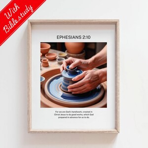 Könnte beinhalten: Ein gerahmter Druck mit einem Foto von Töpferhänden, die einen Tontopf auf einer Töpferscheibe formen. Der Druck enthält den Text "EPHESIANS 2:10" und den Vers "Denn wir sind sein Werk, geschaffen in Christus Jesus zu guten Werken, die Gott zuvor bereitet hat, damit wir in ihnen wandeln."