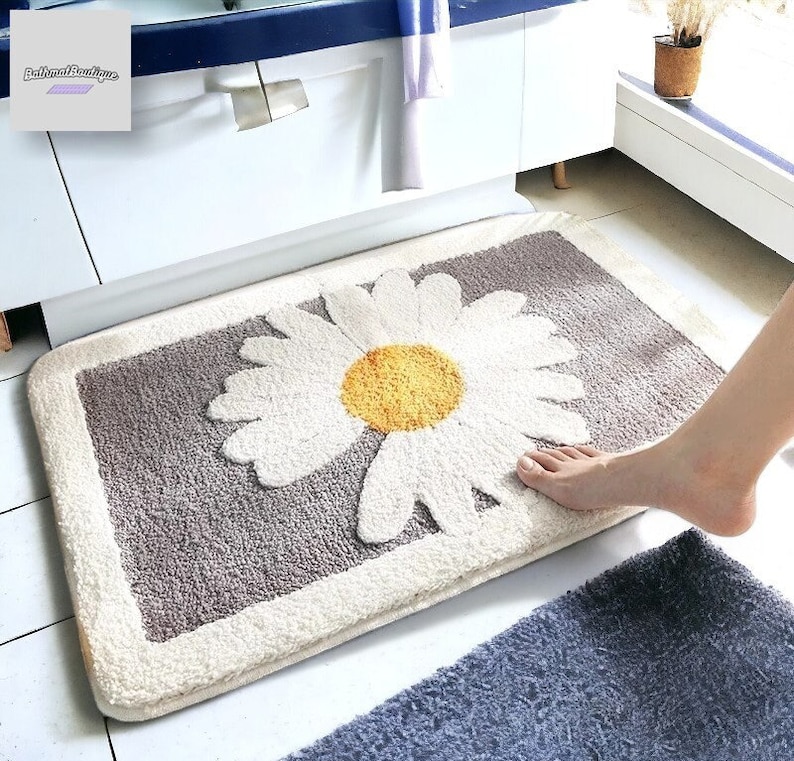 Beautiful Daisy Non-Slip Bathroom Mat, Flower Water Absorbent Carpet, Shower Entrance Floor Rug, High Quality Polyester Bathroom Accessory Grey