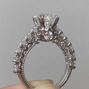 Anello di fidanzamento con moissanite rotondo con pietra laterale incastonato / Anello con moissanite in oro massiccio 14k per donne / Anello di promessa da 2 CT
